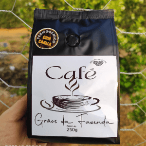 O café com canela é uma bebida termogênica, pois tanto o café quanto a canela são termogênicos naturais. A combinação dos dois pode ajudar a aumentar o metabolismo e a queima de gordura, o que pode ser benéfico para quem quer perder peso.